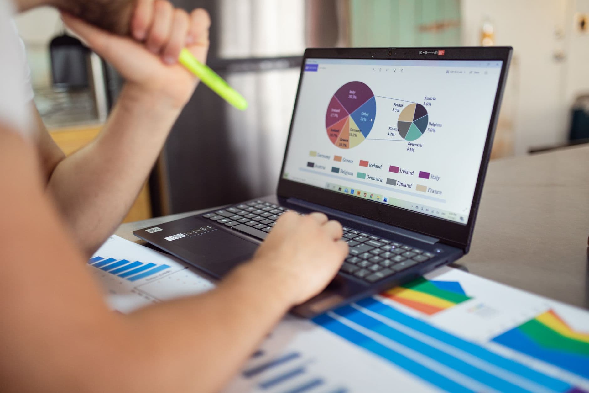 Laptop üzerinde finansal grafik ve rapor analizi
