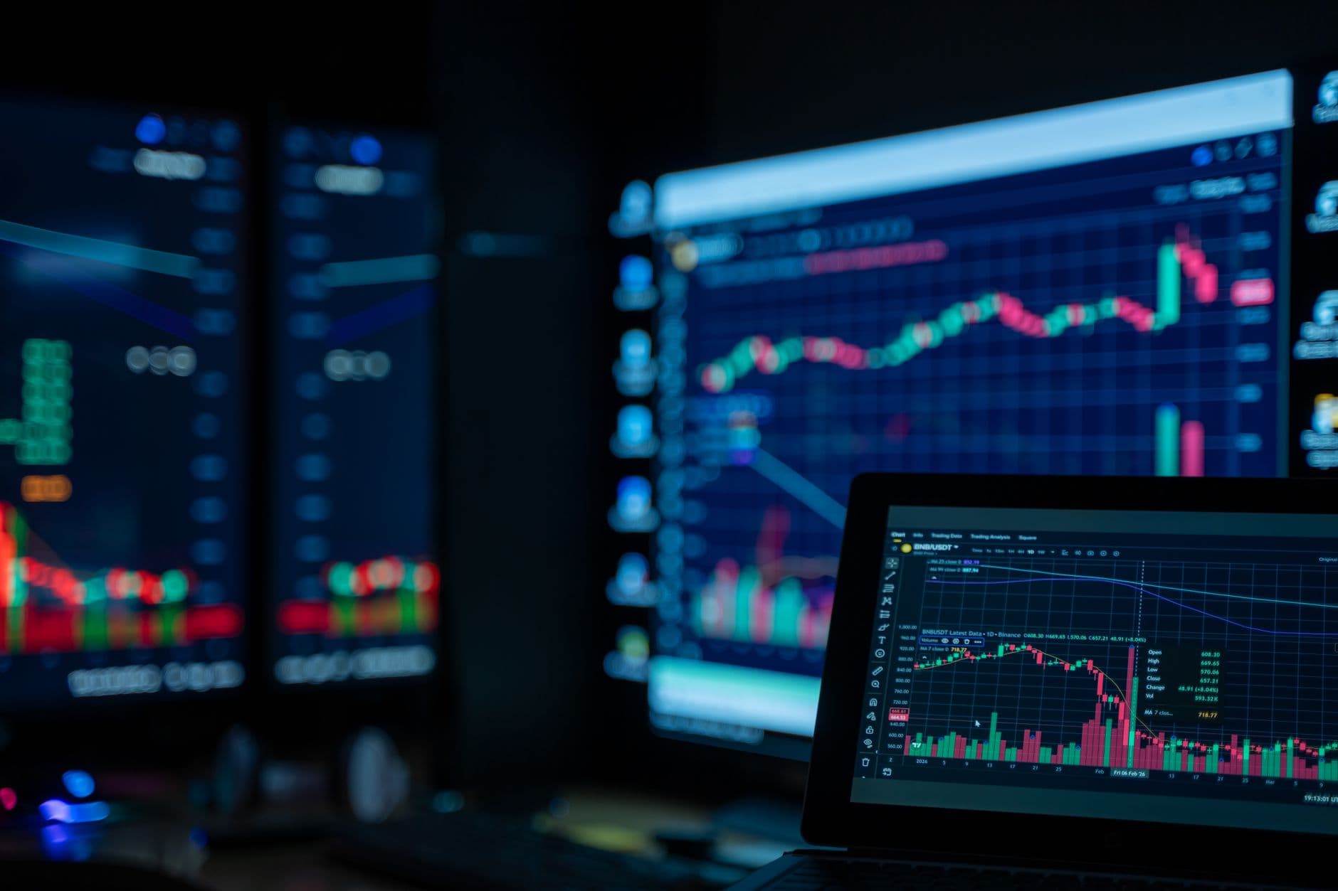 Çoklu monitörde dashboard ve veri analizi
